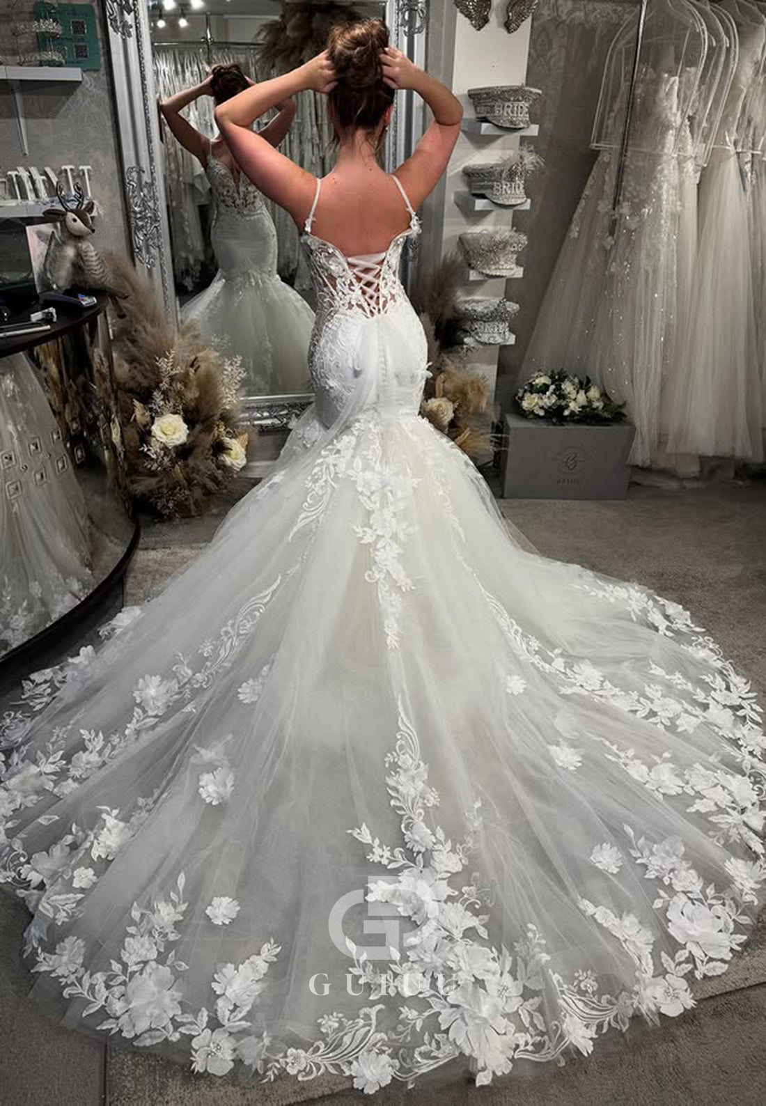 Charming Spaghetti Straps V-Neck Appliques Mermaid Wedding Dress